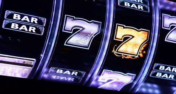 Dragon Tiger fast-game interface on jackpot168 mobile showing dealer, cards, and player chat